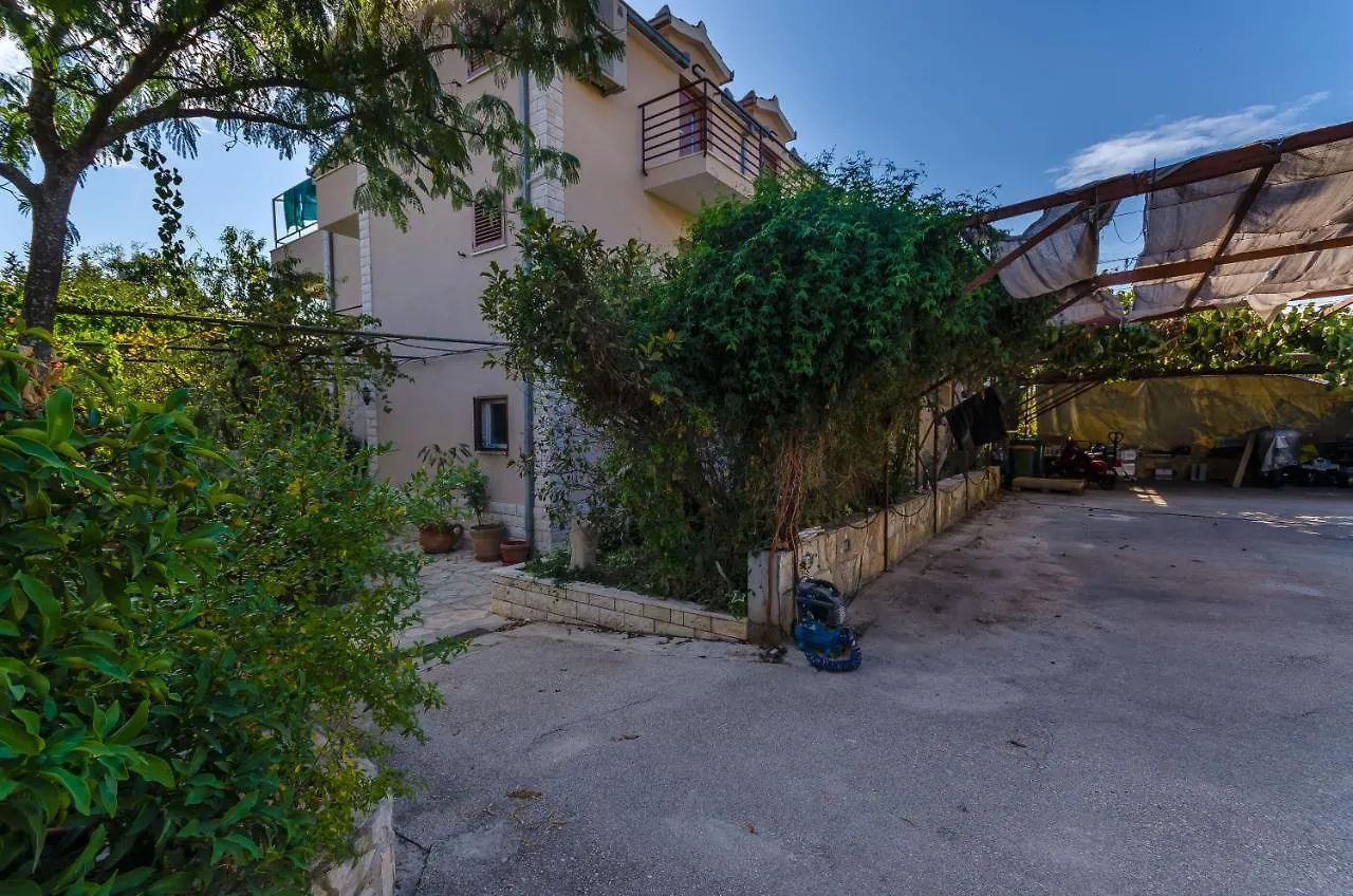 Apartments Milivoj Seget Vranjica